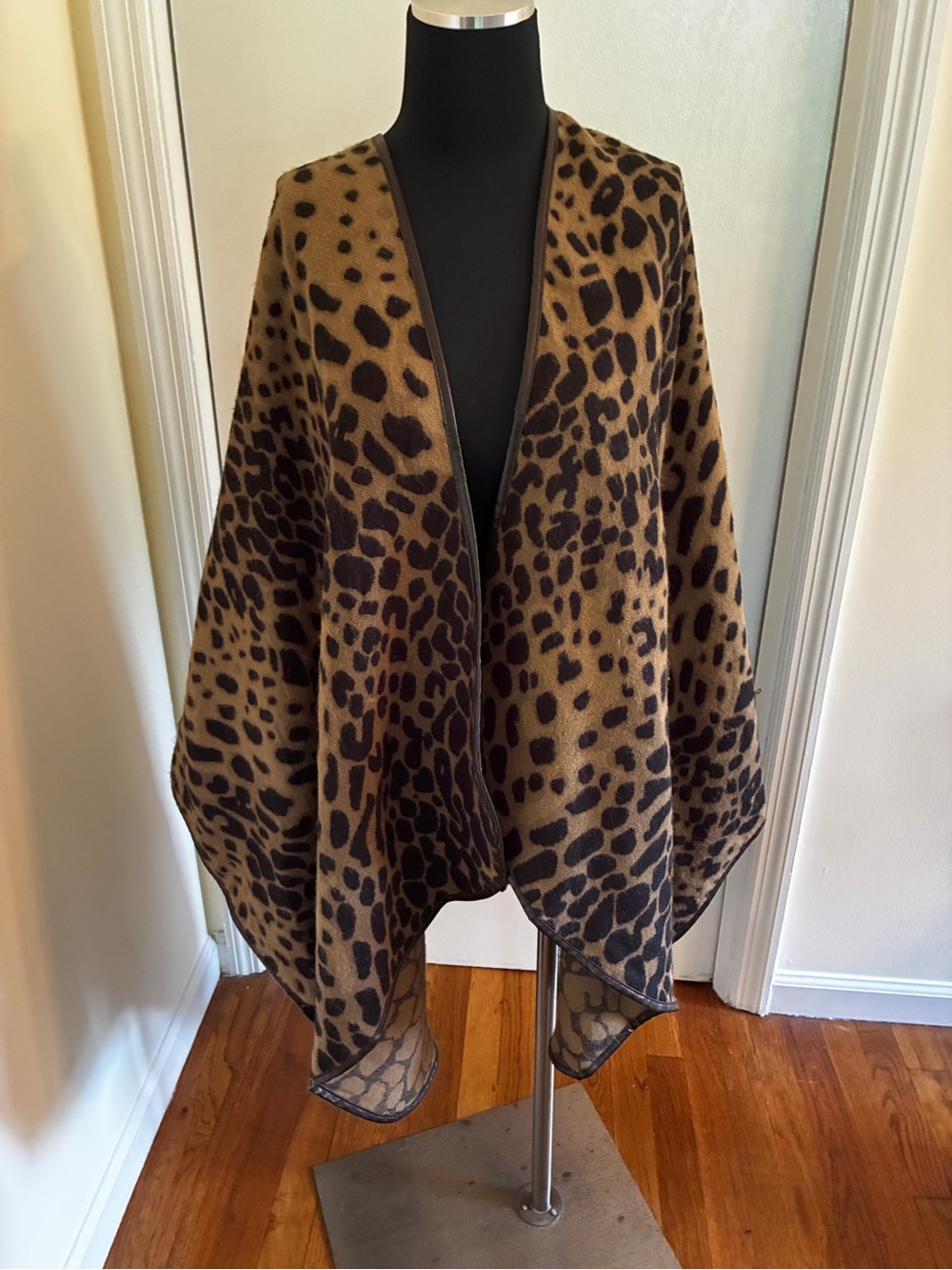 Chico’s Leopard Print Open Front Poncho/Ruana Wrap with faux leather trim. S/M